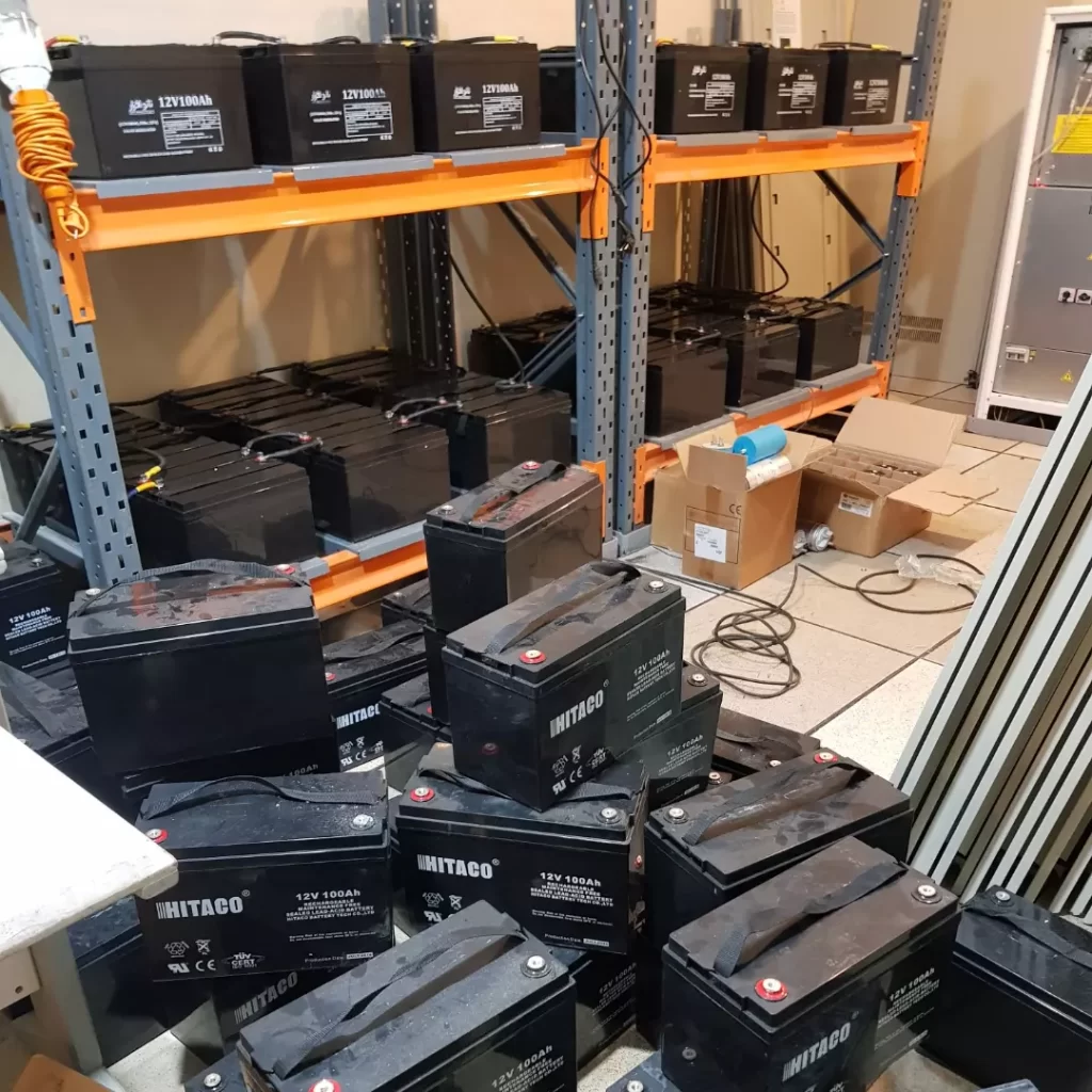 باتری یو پی اس راهنمای جامع محاسبه تعداد باتری و نحوه اتصال آنها برای یو پی اس (UPS) شرکت نامی توان میعاد