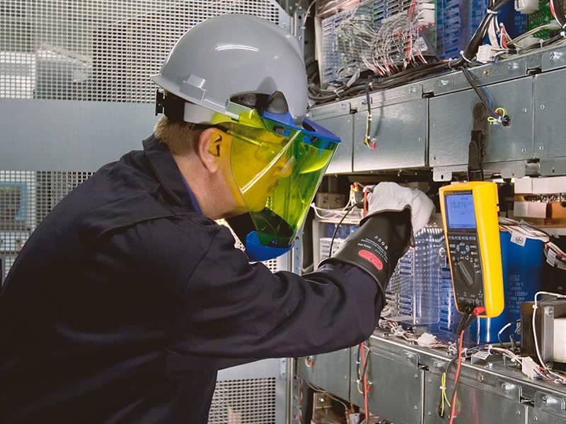 تعویض خازن یو پی اس | حل یکی از رایج ترین خرابی های UPS